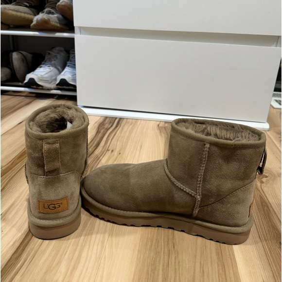 Uggs - Picture 3 of 3